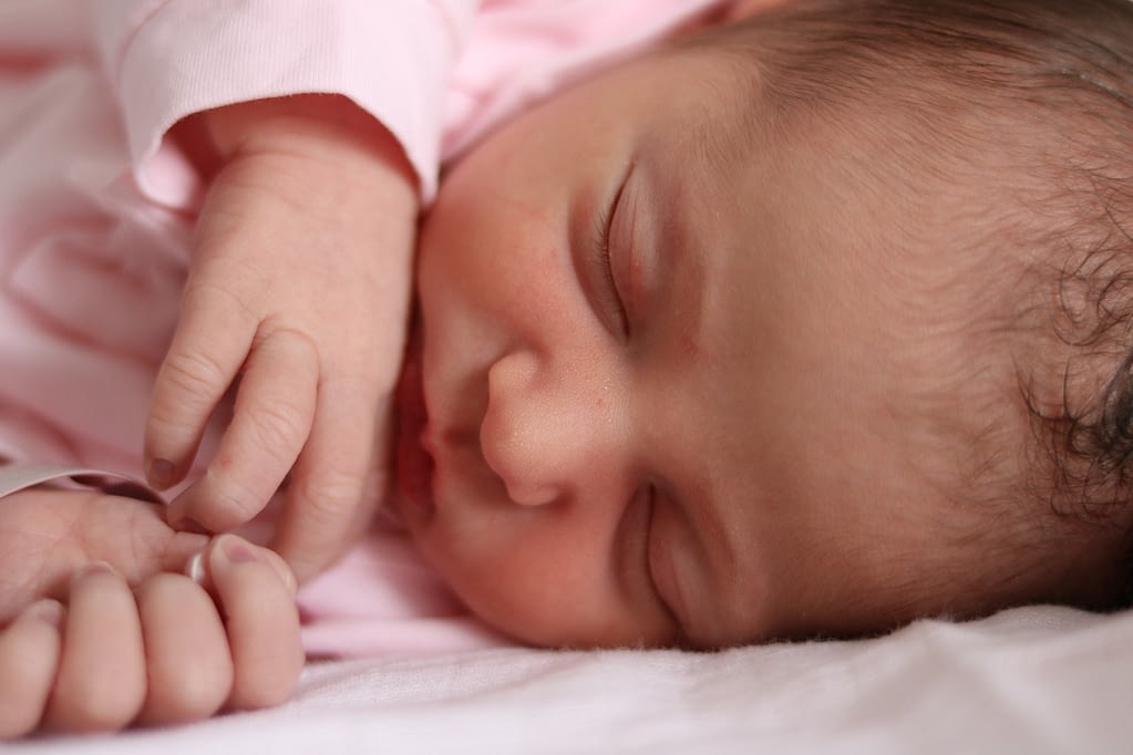 Clampage tardif du cordon ombilical: tous les bénéfices pour bébé.