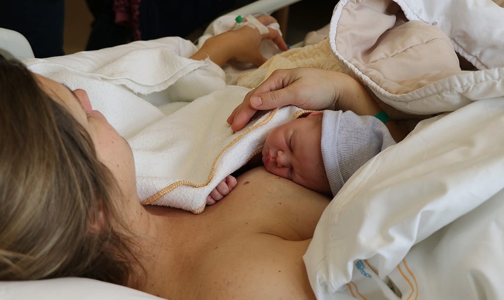 Clampage tardif du cordon ombilical: tous les bénéfices pour bébé.